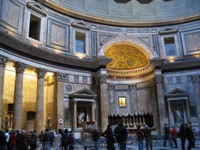 Внутри Пантеона. Церковь Санта Мария-сопра-Минерва